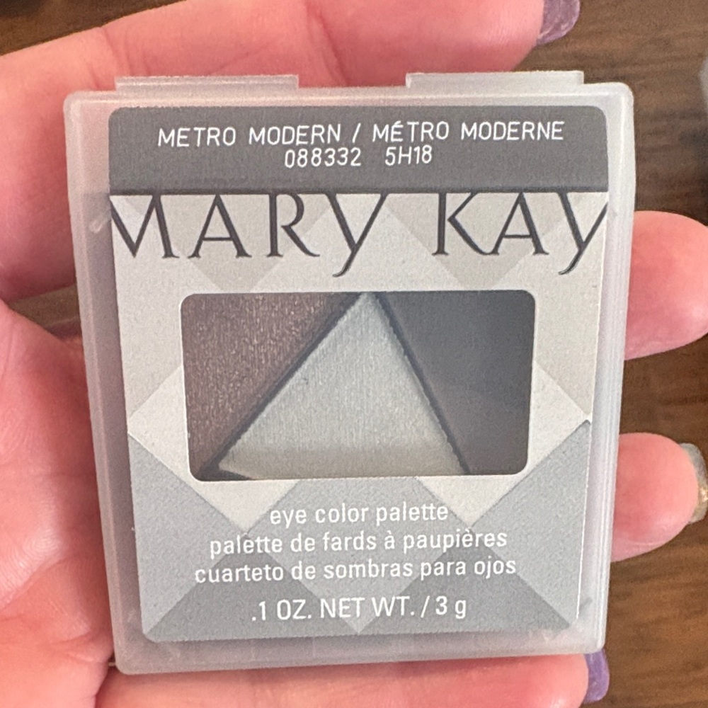 Mary Kay Metro Modern Eye Color Palette - Elegant Silver